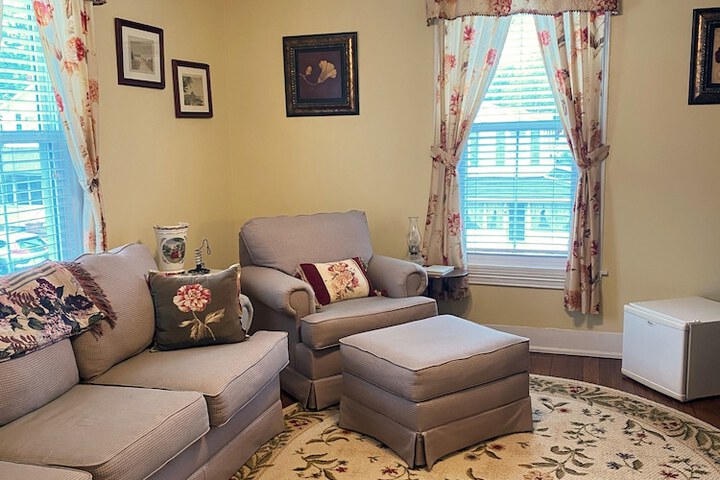 Colonial Beach Plaza Bed & Breakfast