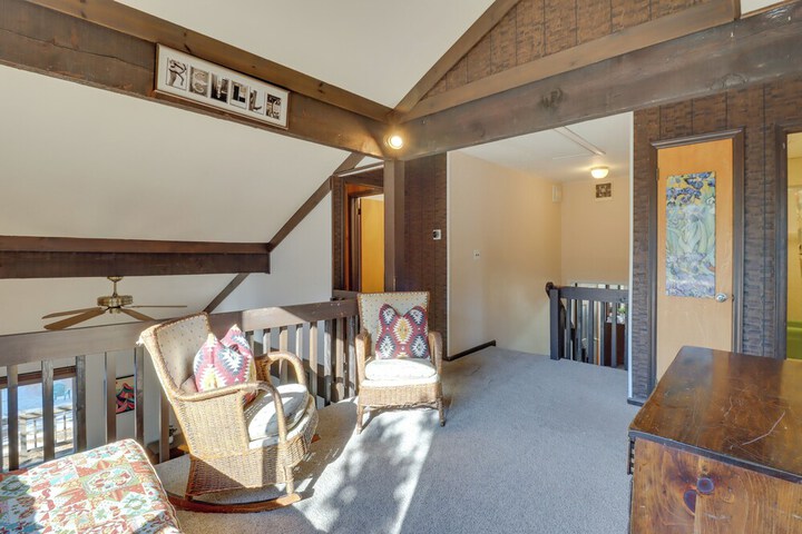 Near Skiing: Lakefront Gem w / Kayaks in Long Pond