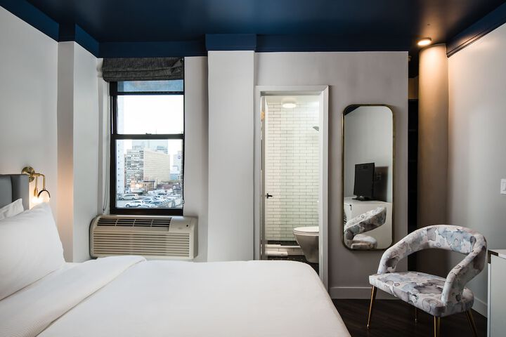 Room 4 of 18