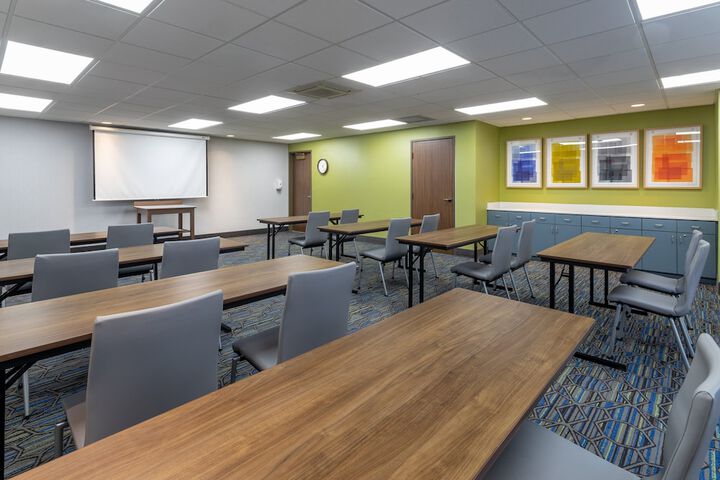 Holiday Inn Express & Suites Vadnais Heights by IHG