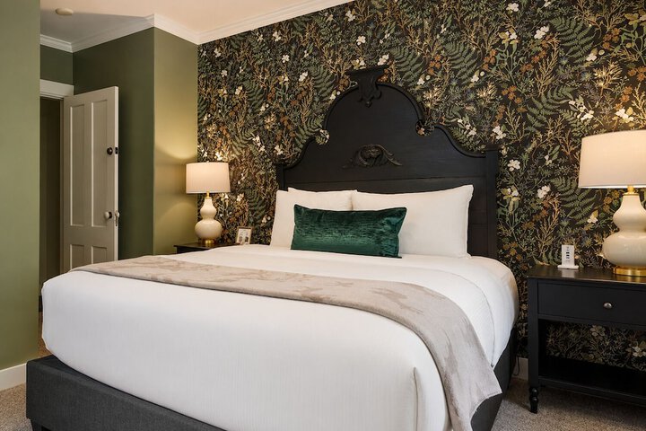 The Aurora Inn & Cottages