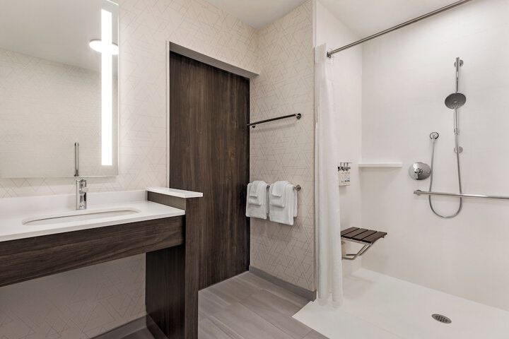 Holiday Inn Express and Suites Rhinelander by IHG