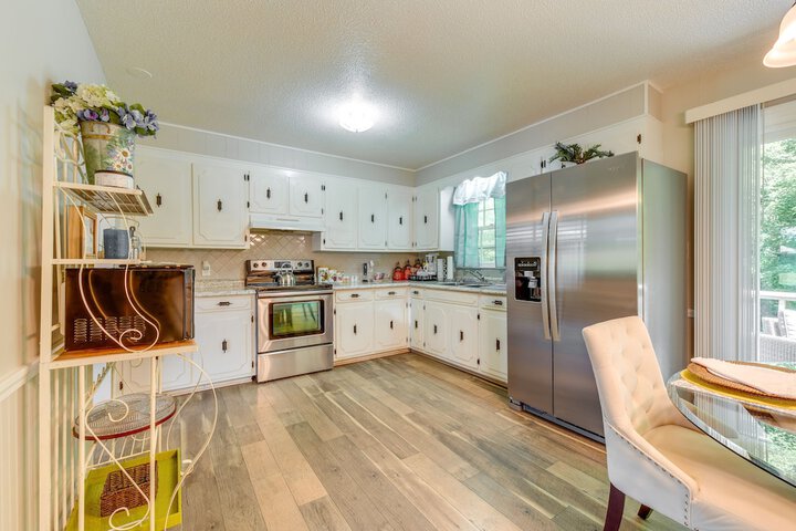Charming Jonesville Home w / Grill - Near Wineries!