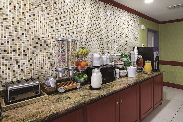 La Quinta Inn & Suites by Wyndham Dallas - Hutchins