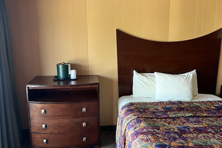 Room 324 of 443