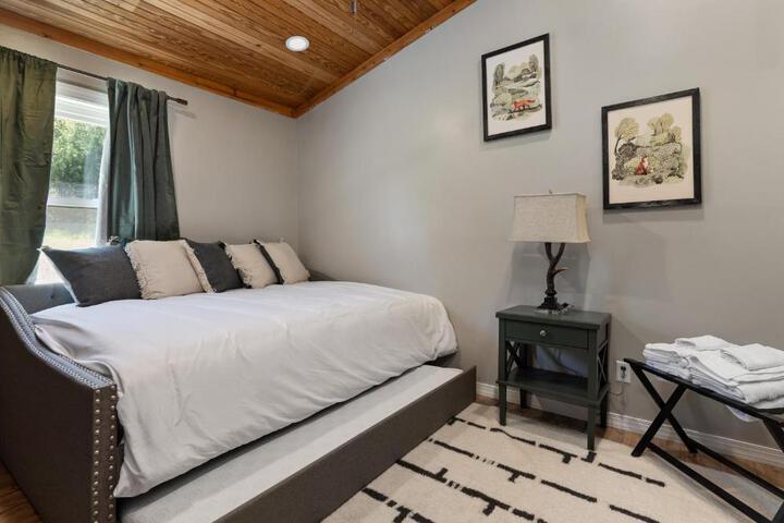 Spacious Cabin Near Hocking Hills and Caves with Hot Tub and Firepit