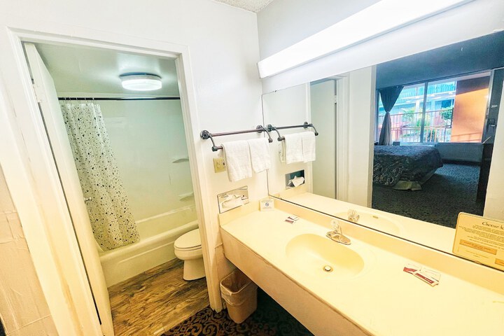 Room 20 of 33