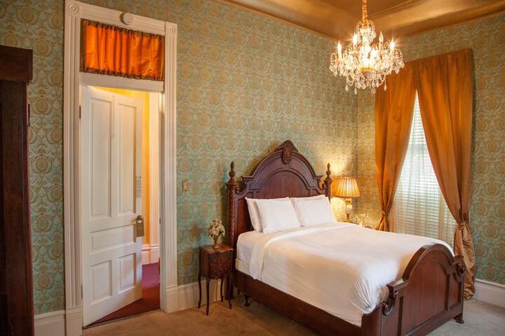 THE CORNSTALK HOTEL