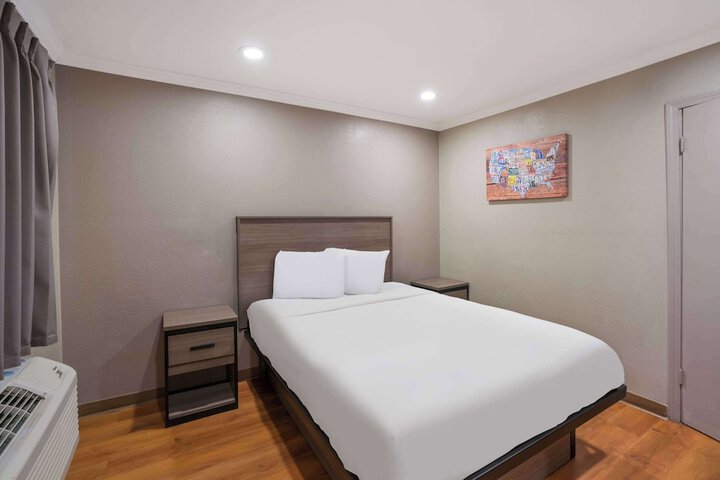 Room 17 of 33