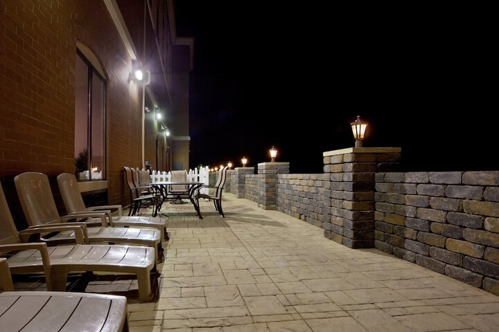Holiday Inn Express & Suites Akron Regional Airport Area by IHG