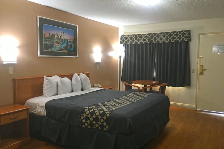 Room 8 of 12
