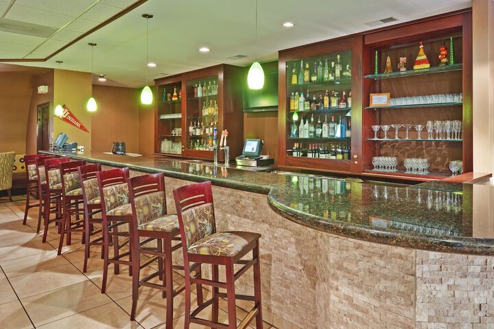 Lounge 27 of 30