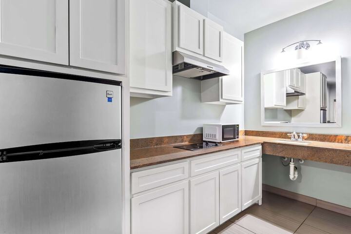 Econo Lodge Inn & Suites Channelview - Houston East