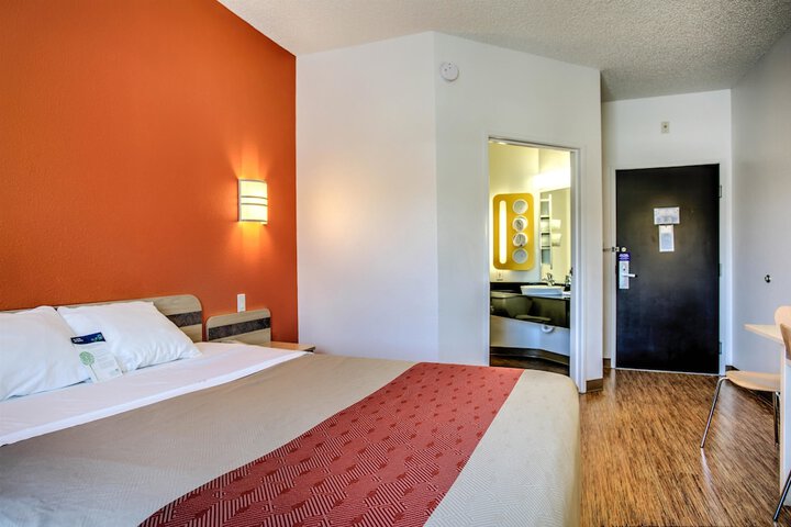 Room 14 of 28