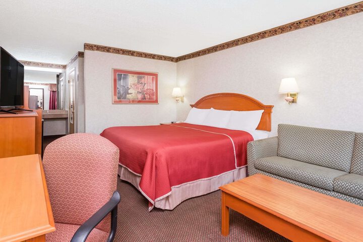 Room 10 of 16