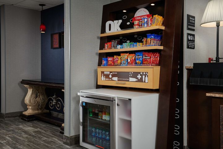 Lounge 22 of 24