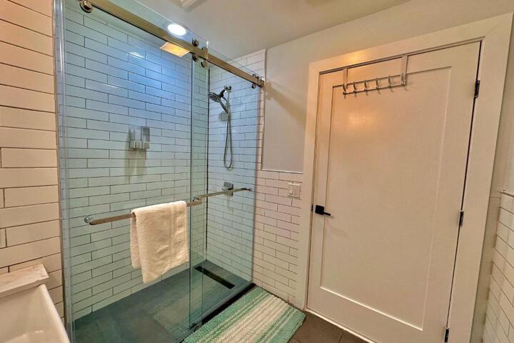 The Stylish Suite - 1BR with Free Parking
