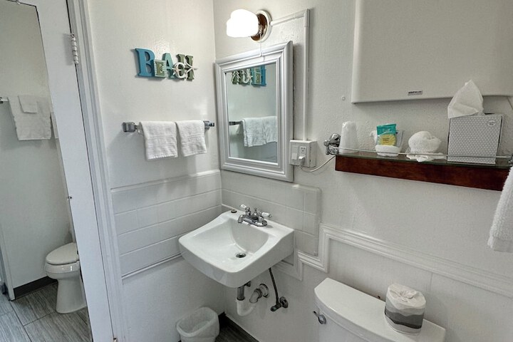 Tillicum Beach Motel (Deanes Oceanfront Lodge)