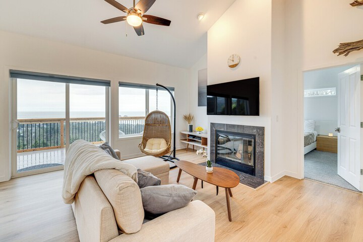 Lovely Rockaway Beach Home w / Pacific Ocean Views!