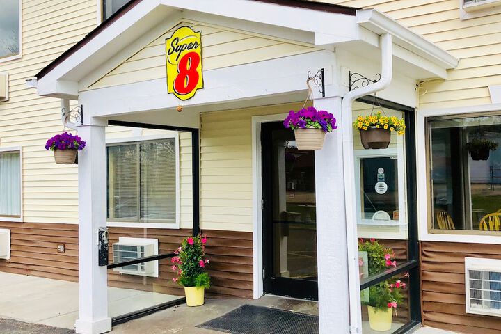 Super 8 by Wyndham Radcliff Ft. Knox Area