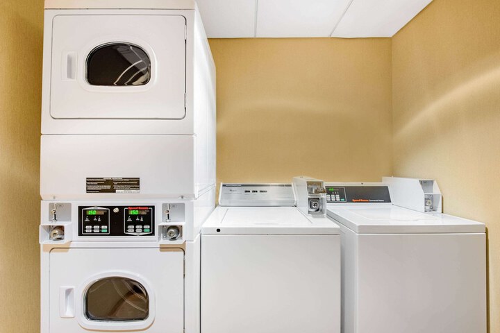 La Quinta Inn & Suites by Wyndham Bel Air / I-95 Exit 77A