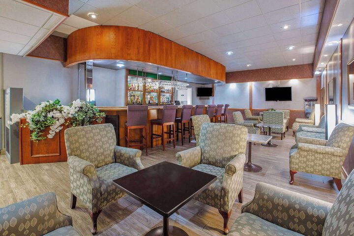 Lounge 43 of 48