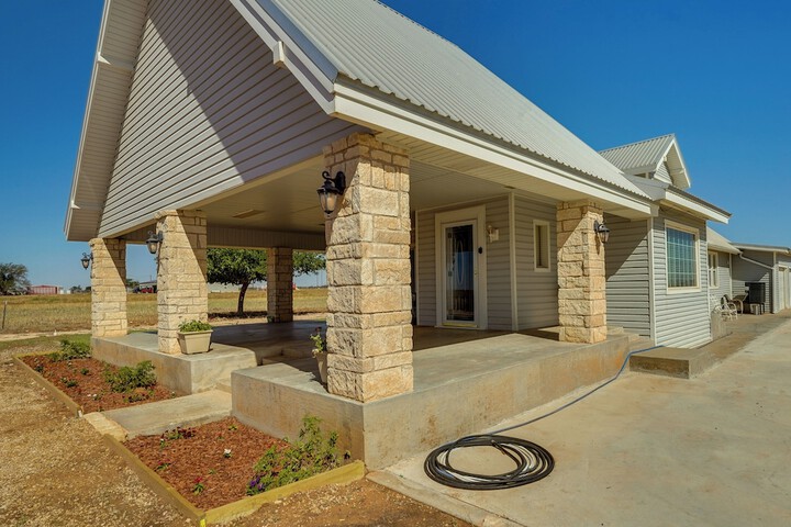 Lamesa Vacation Rental w / Covered Patio & Fire Pit