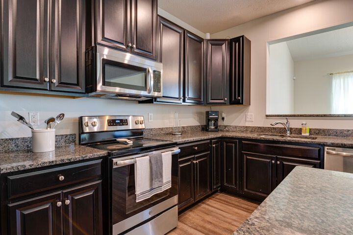 Spacious Home w / Fireplace - Near Golf!