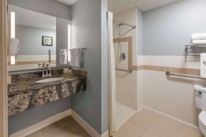 AmericInn by Wyndham North Branch