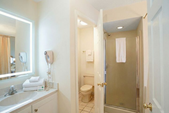 Pointes North Beachfront Hotel – 2 Person Spa Tub Studios