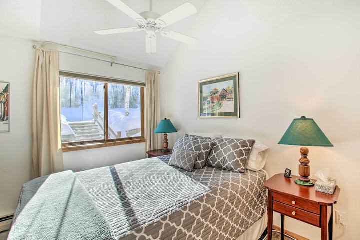 3 Mi to Attitash Resort: Condo w / Mtn Views!