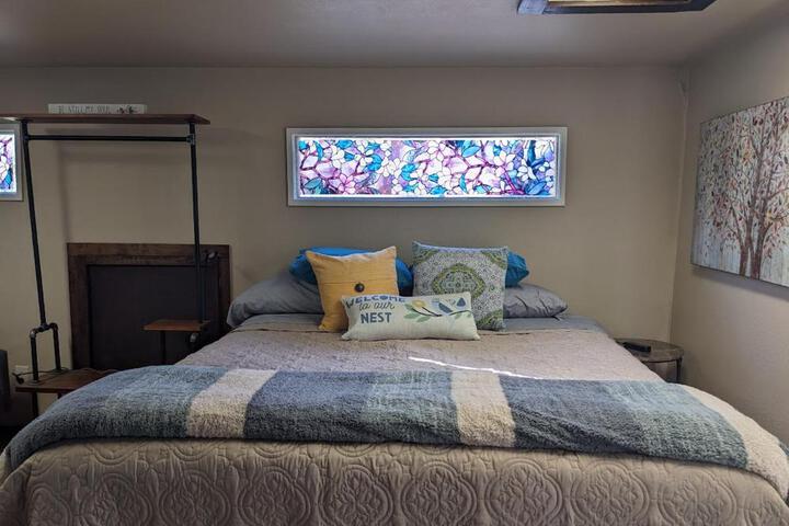 Rustic Rooms Barn Loft (Upstairs Studio Apartment) Near Kings Canyon & Sequoia National Parks