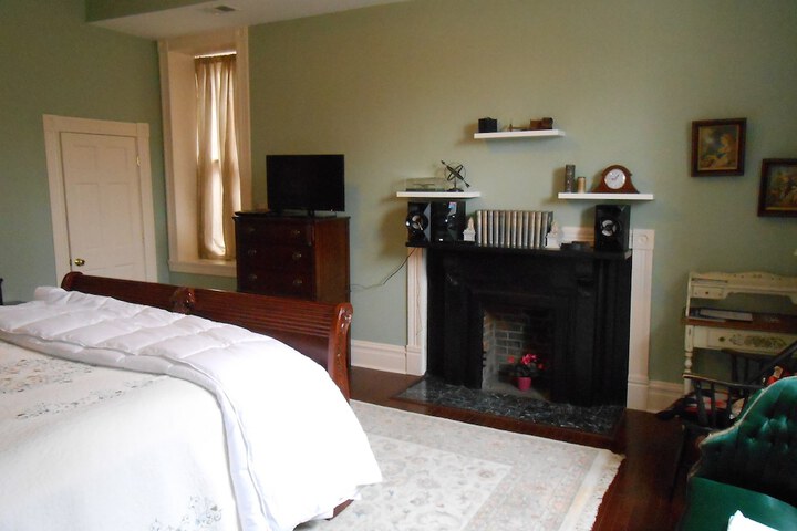 Room 6 of 25