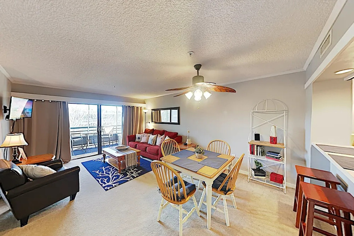 New Listing! Top-floor - Pool Walk To Beach 2 Bedroom Condo