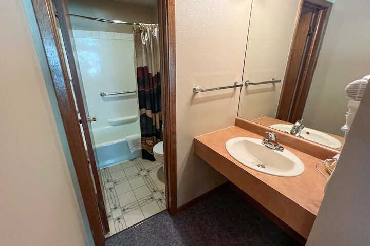 Room 34 of 261