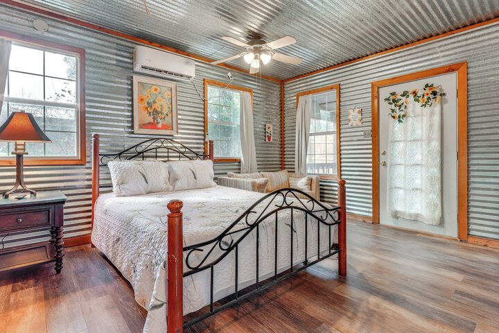 Cozy Couples Cottage w / View Near Canyon Lake!