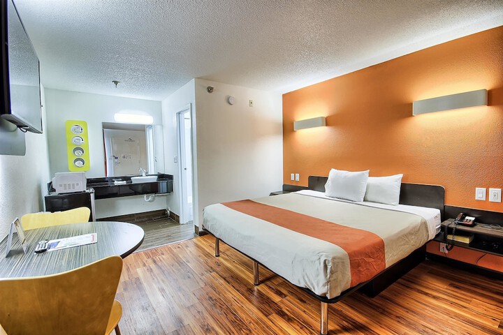 Room 30 of 48