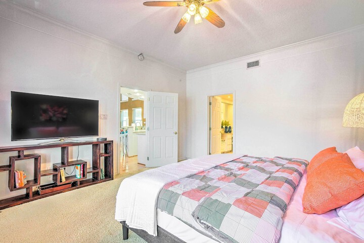 Beautiful Montgomery Home w / Lakefront Deck!