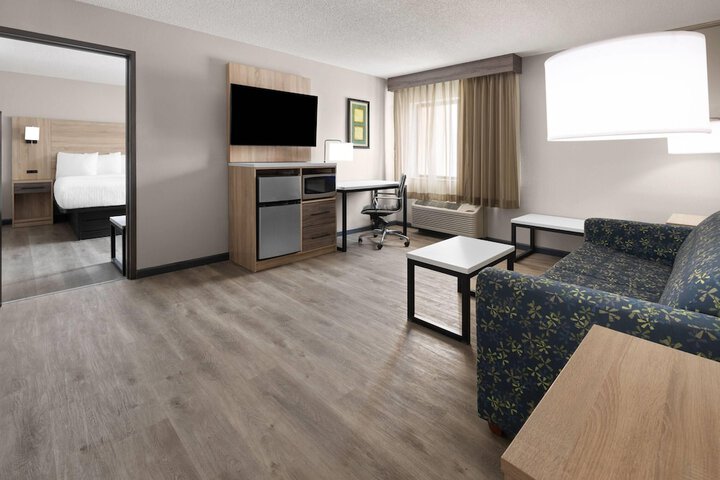 La Quinta Inn & Suites by Wyndham Mansfield OH