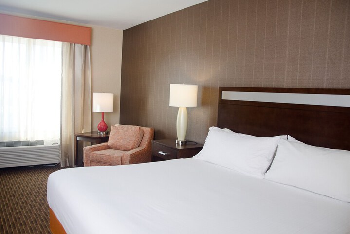 Holiday Inn Express Hotel & Suites Watertown-Thousand Island by IHG