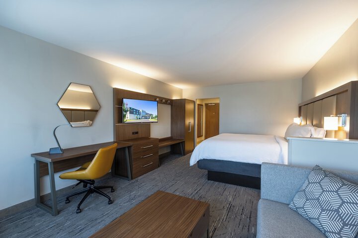 Holiday Inn Express & Suites Greenwood Mall by IHG