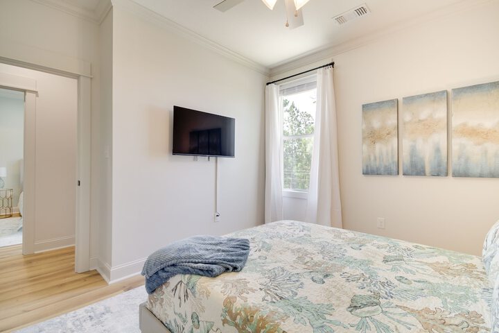 Lovely Bay St. Louis Retreat w / Dock & Canal Access