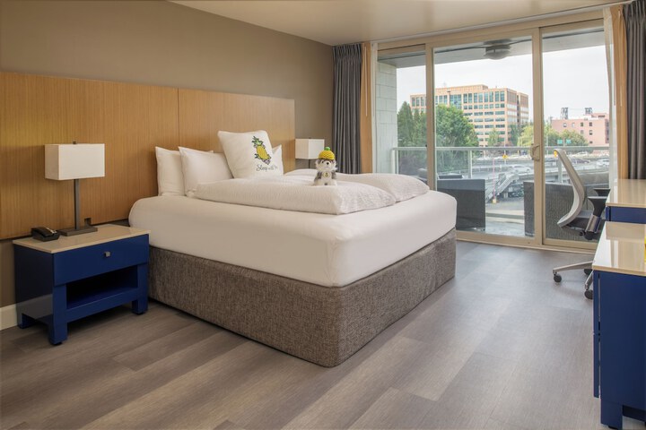 Staypineapple Hotel Rose, Downtown Portland
