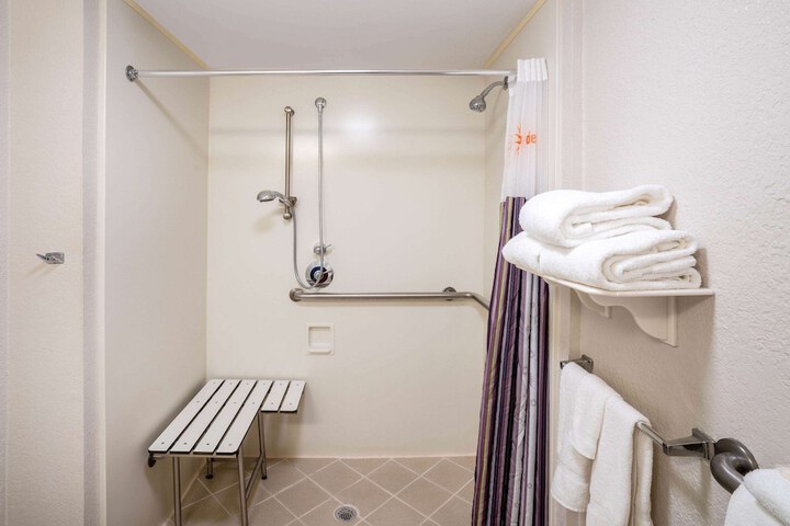 Room 28 of 60