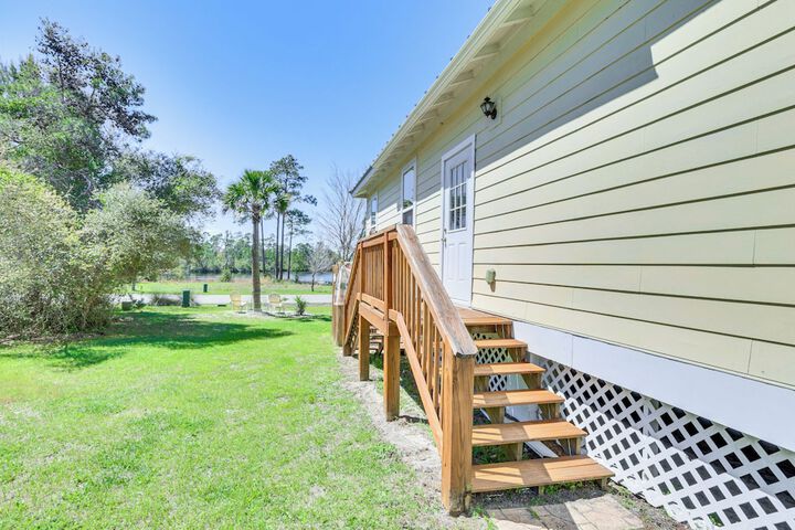 Lovely Carrabelle Home w / Lake Views & Pool Access