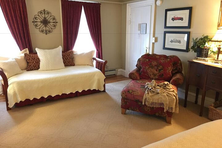 PineCrest Inn
