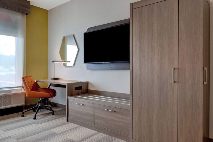 Holiday Inn Express & Suites Glendale Downtown by IHG