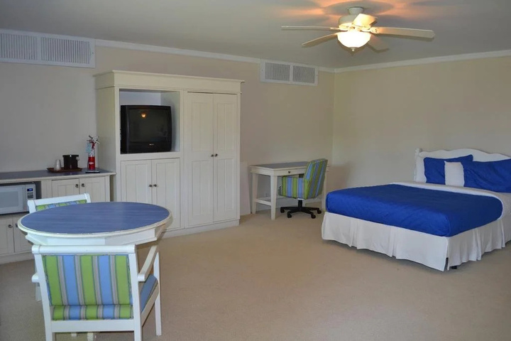 Buzzs Lakeside Inn