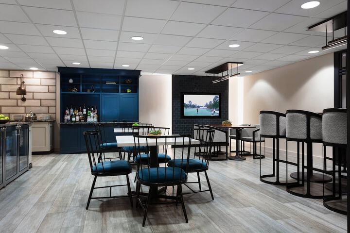 Lounge 66 of 80