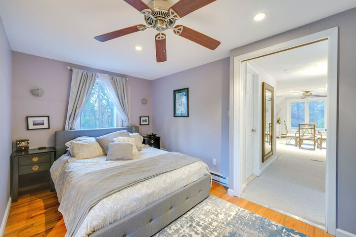 Cozy Dix Hills Apt w / Deck 7 Mi to Beach!